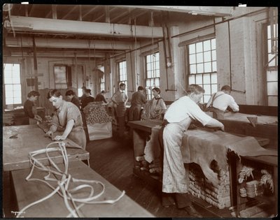 Vue intérieure des hommes et des femmes travaillant le cuir à la New York Leather Belting Co., New York, 1906 - Byron Company